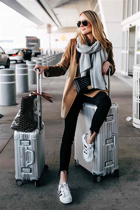 5 Comfortable Travel Outfits For Women That Are Stylish