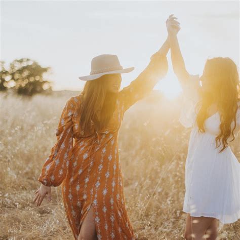 6 Best Girls Weekend Getaways Friend Poses Photography Best Friends