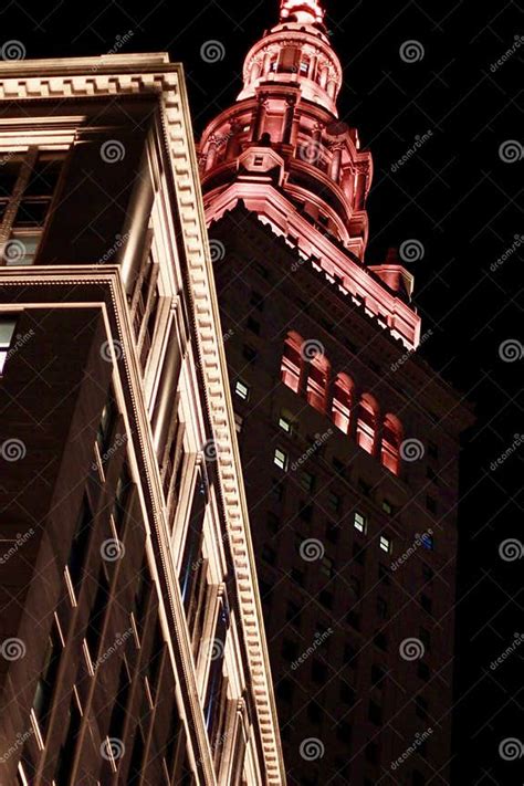 A View Of The Cleveland Terminal Tower At Night Stock Photo Image Of Centerpiece Majestic