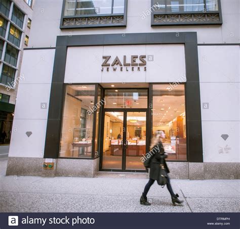 A Zales Jewelers Store On Fifth Avenue In New York Stock Photo 66904064 Alamy