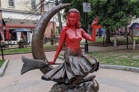 Amp 39 Bewitched Amp 39 Statue Modeled After Actor Elizabeth Montgomery Vandalized In Salem Mass