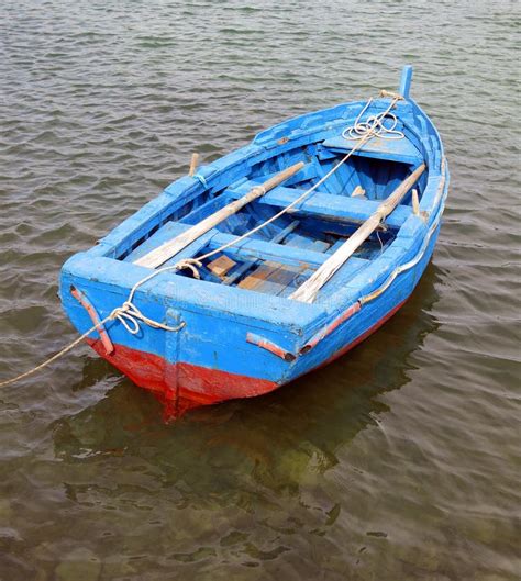 Barca Blu E Rossa In Mezzo All Oceano Immagine Stock Immagine Di