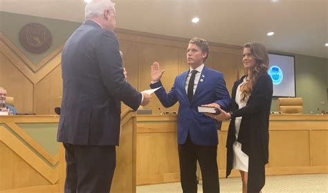 Bobby Wagner Sworn In As Destin S New Mayor Also New Council Members