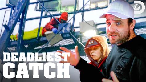 Broken Light Nearly Falls On Crew Deadliest Catch Youtube