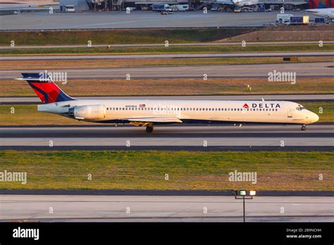 Delta Air Lines Full Flight Atlanta To Destin Mcdonnell Douglas