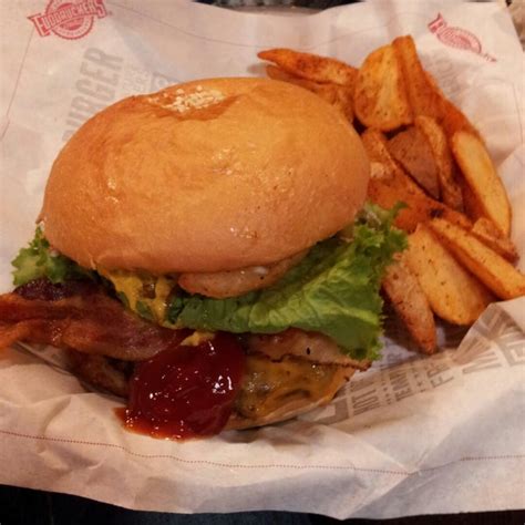 Fuddruckers Now Closed Burger Joint In Northeast San Antonio