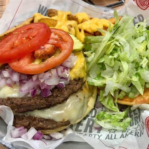 Fuddruckers Now Closed Burger Joint In Schaumburg