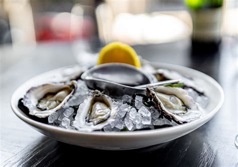 How To Serve And Eat Raw Oysters At Home The Star Moments