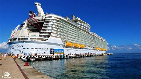 I Went On The World S Largest Cruise Ship Royal Caribbean Symphony Of