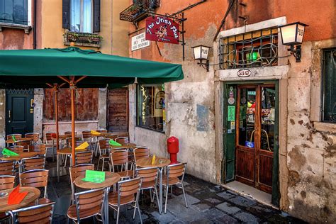 Irish Pub In Venice Italy Snack Bar Venice Italy Guinness Pub Ireland Irish Destinations