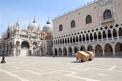 Italy S Covid Lockdown Empties Tourist Hotspots Again