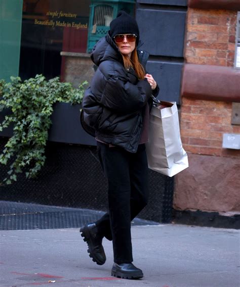 Julianne Moore Out Shopping In New York 12 20 2023 Hawtcelebs