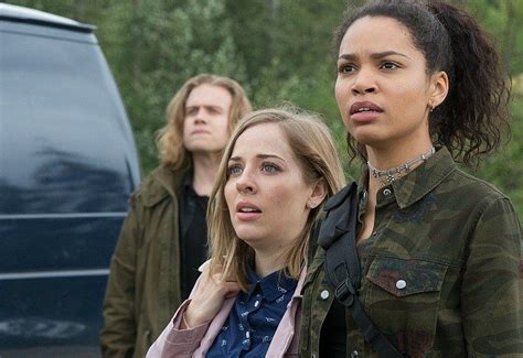 Mackenzie Porter And Nesta Cooper In Travelers 5 Travelers Netflix Sci Fi Tv Shows Best Tv