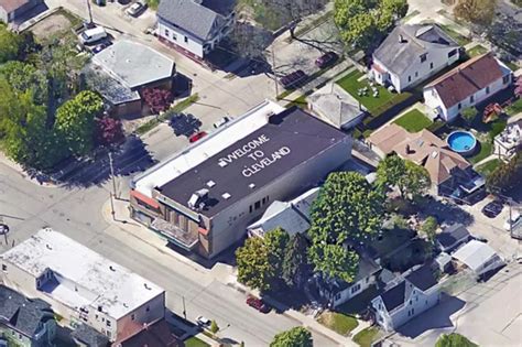 Milwaukee Artist Writes Welcome To Cleveland On His Roof To Mess With