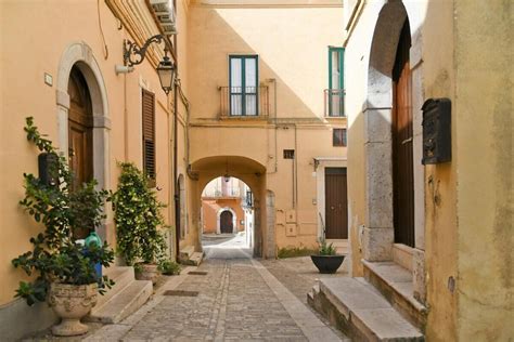 Popular Italian Villages With 1 Euro Houses Houses In Italy Old Houses