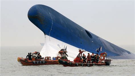 S Korean Ship Sinks Hundreds Feared Dead In Ferry Boat Disaster