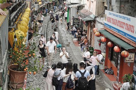 Safety Concerns Rise As Tourists Flock To Hanoi Amp 39 S Railway Cafe Street