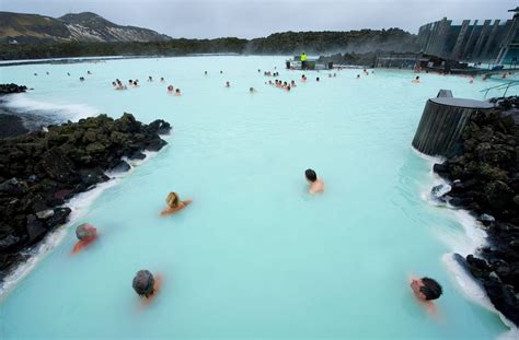 Se Pr Lasser Dans Les Eaux Chaudes Du Blue Lagoon