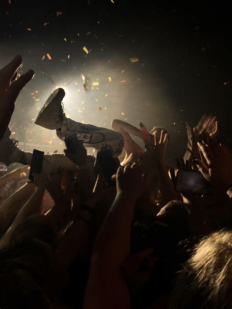 Singer Stage Dives Into Crowd And Confetti R Pictures