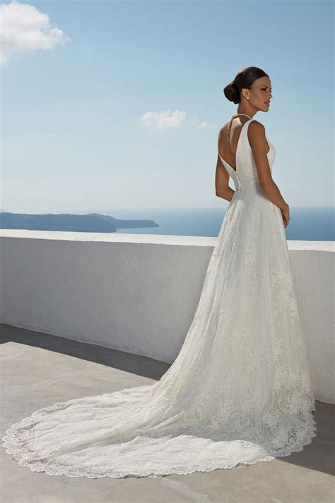 Stunning 2018 Destination Wedding Dresses By Justin Alexander