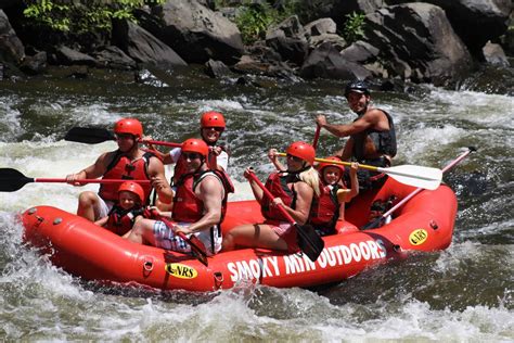 Top 5 Reasons Whitewater Rafting Near Gatlinburg Is Great For Groups