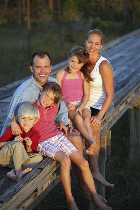 Travel Insured Offers Tips For Staycations Family Photos Family Portraits Picture Poses