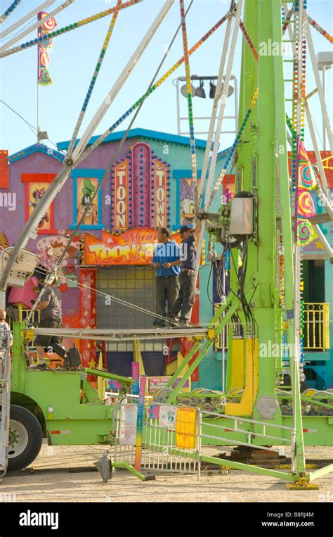 Workers Set Up A Traveling Carnival Show Stock Photo Alamy